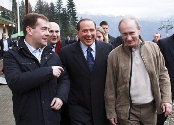 СМИ: Владимир Путин получил от Берлускони в подарок пододеяльник