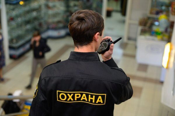 Соцсети взорвал охранник, наблюдающий за ограблением магазина в Комсомольске-на-Амуре