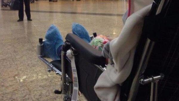 Сотрудники «Аэрофлота» не хотели пускать в самолет девочку с загипсованными ногами
