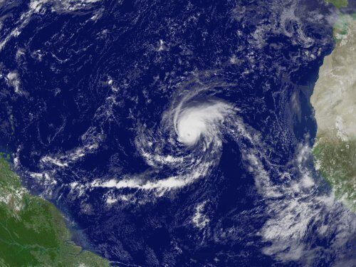 Спутники NASA зафиксировали резкое усиление четырёх опасных ураганов