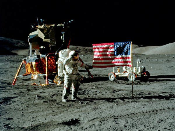 США официально возобновили миссию по высадке человека на Луну