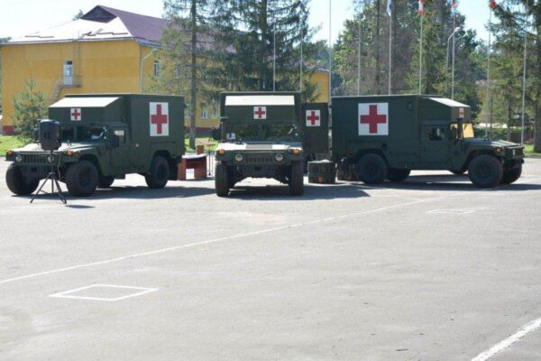 США передали ВСУ 40 медицинских автомобилей Hummer