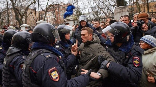 Сторонников Навального снова собравшихся на Манежной площади задержали полицейские