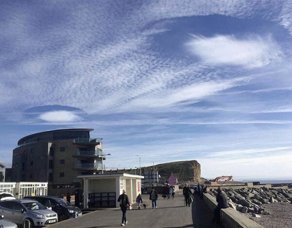 Странные облака, похожие на НЛО, появились в небе над Дорсетом