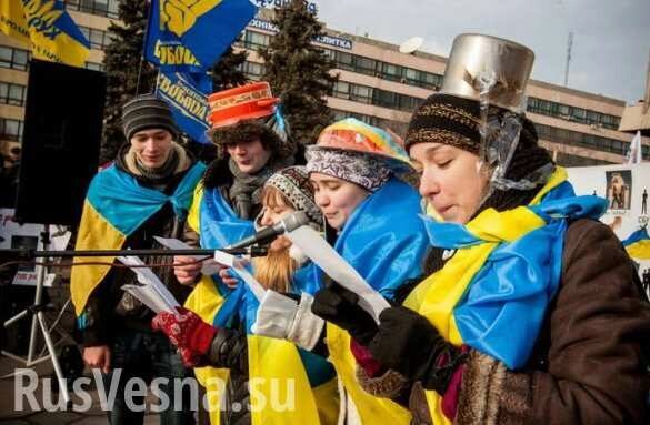 Студентов Харьковского университета выгнали на площадь, чтобы установить рекорд по пению гимна (ФОТО, ВИДЕО)