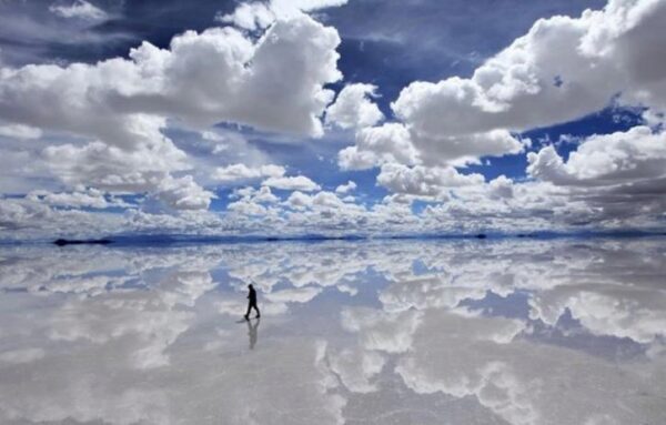 Таинственная фигура, разгуливающая по облакам, удивила австралийцев