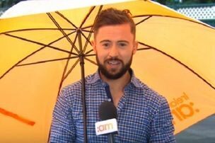 Телеведущего сдуло ветром во время прогноза погоды в Ирландии