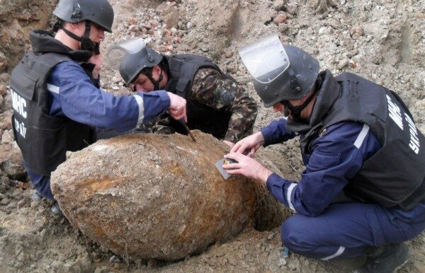 Тракторист из Приморья нашел 100-килограммовую бомбу в поле