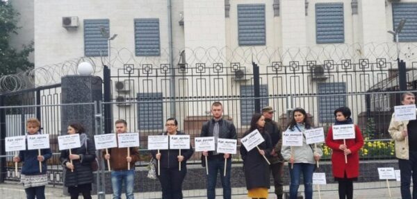 У посольства РФ в Киеве прошла акция против похищения людей в Крыму
