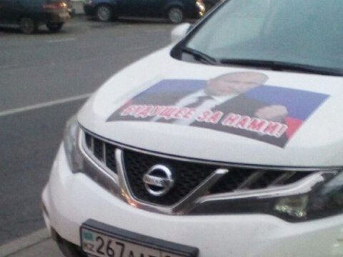 У саратовского штаба Навального припарковали иномарку с портретом Путина