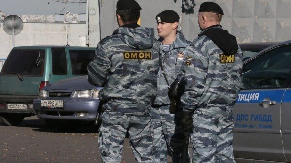 Участников акции протеста в Москве полиция вытеснила с Манежной площади