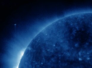 Уфолог обнаружил пролетевший сквозь Солнце огромный объект