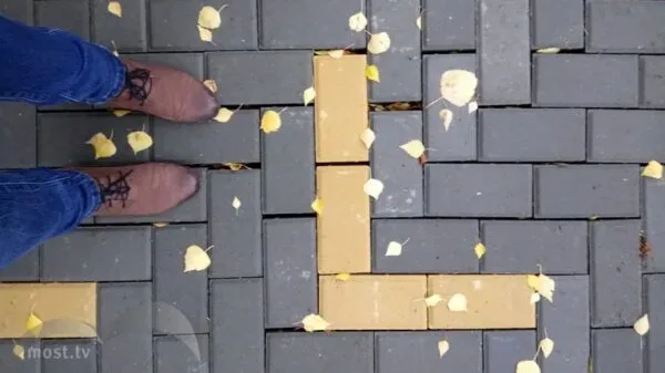 Укладчики плитки играли в «тетрис» на городском тротуаре