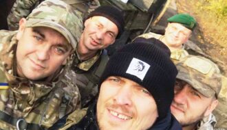 Украинский боксер Усик навестил украинских военных на передовой