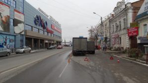 В Астрахани «Газель» врезалась в припаркованный микроавтобус