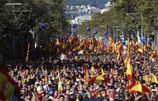 В Барселоне испанцы провели акцию протеста против независимости Каталонии