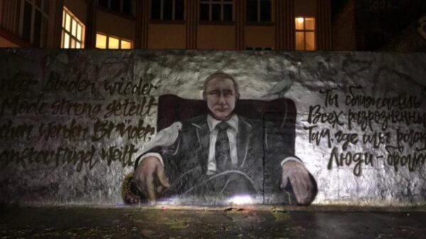В Берлине создали граффити в честь дня рождения Путина