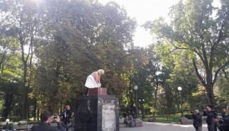 В центре Киева полуголая «Мэрилин Монро» поздравила Путина с юбилеем
