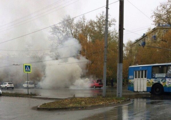 В центре Омска загорелась иномарка