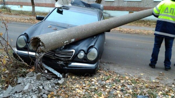 В Дзержинске иномарка снесла столб