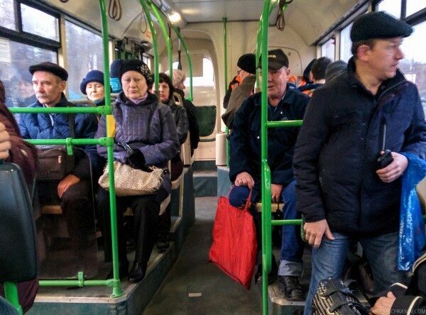 В Екатеринбурге пьяные пассажиры автобуса избили кондуктора-девушку и водителя