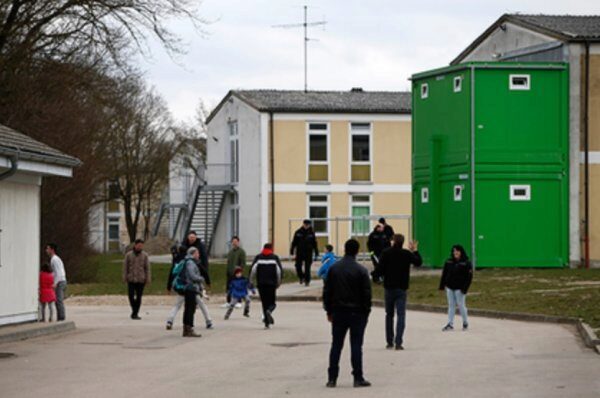 В Германии охранники центра для беженцев побуждают мигрантов к проституции