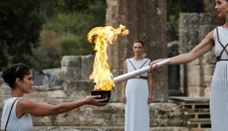 В Греции у храма Зевса зажгли Олимпийский огонь