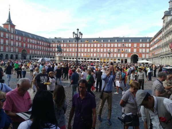 В Испании проходят многотысячные митинги в защиту единства страны