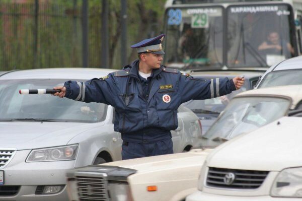 В Калининграде неадекватный пешеход регулировал движение машин на перекрестке