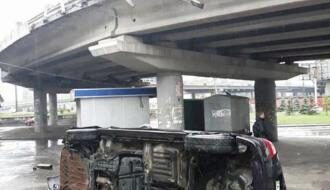 В Киеве автомобиль упал с моста, двое пострадавших