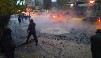 В Киеве произошел прорыв теплотрассы: из-под земли бьет «гейзер»