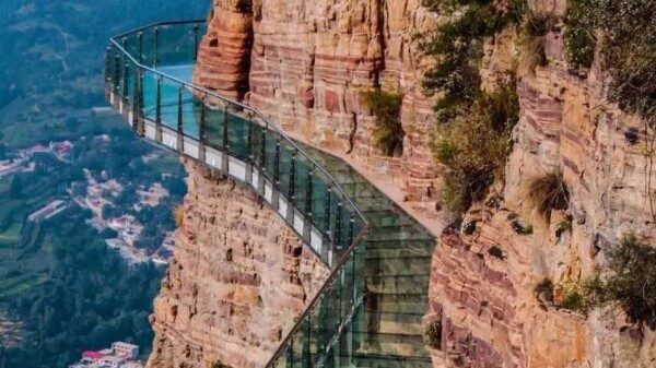 В Китае экскурсовод испугался треснувшего под ногами стеклянного моста