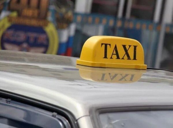 В Красноярске таксист умер за рулем