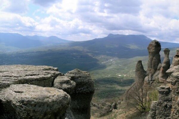 В Крыму удалось спасти в горах четверых подростков