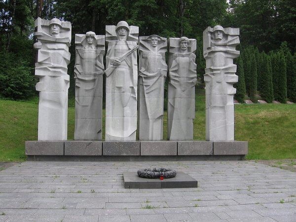 В Литве у советских памятников появились "антиидеологические" таблички