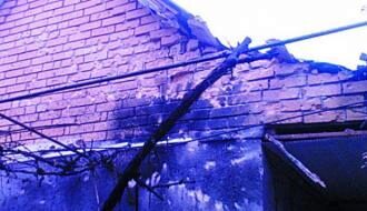 В Марьинке вечерними обстрелами повреждены три жилых дома