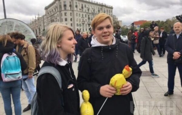 В Москве молодежь призывает отправить Путина на пенсию