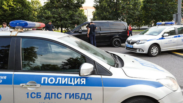 В Москве мужчина станцевал на крыше полицейского автомобиля