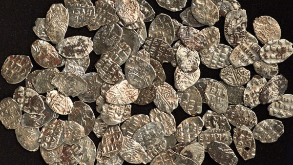 В Москве обнаружили клад с медными и серебряными монетами