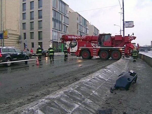 В Москве в результате падения авто в реку погиб один человек