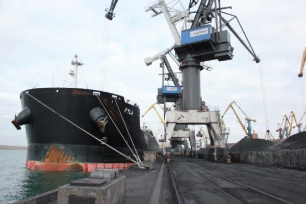 В Одессе судно с углём из США врезалось в причал