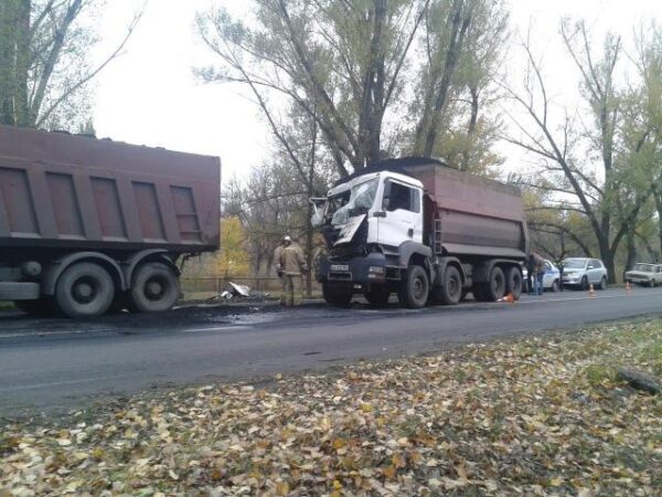 В одном из районов Макеевки столкнулись грузовики с углем