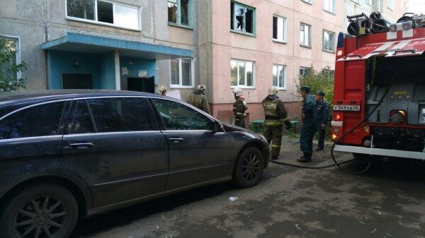 В Омске из-за пожара девочка выбралась из квартиры через окно, а ее дедушка погиб