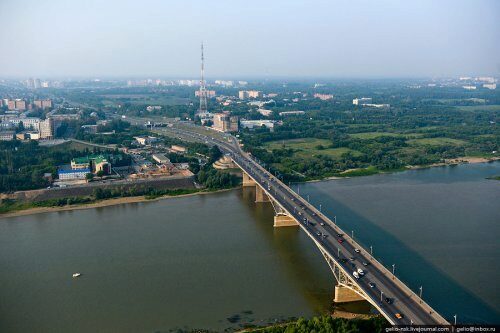В Омске изнасиловали женщину, пытавшуюся спрыгнуть с моста