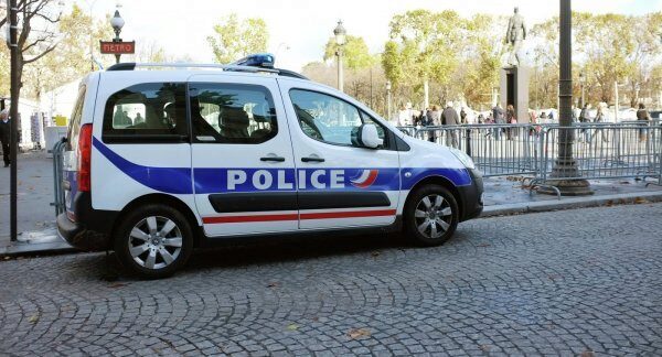В Париже задержали пьяного голого мужчину с бензопилой