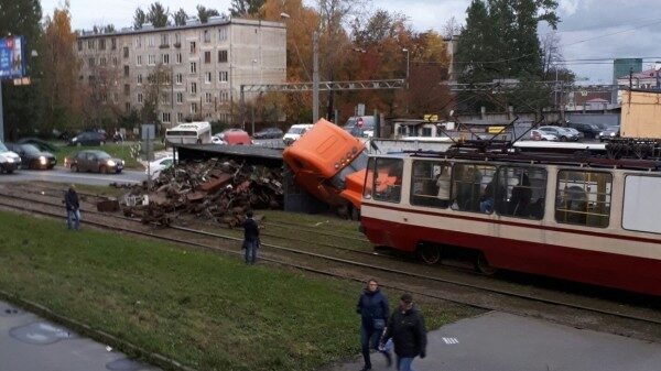 В Петербурге перевернувшаяся фура с металлом заблокировала движение
