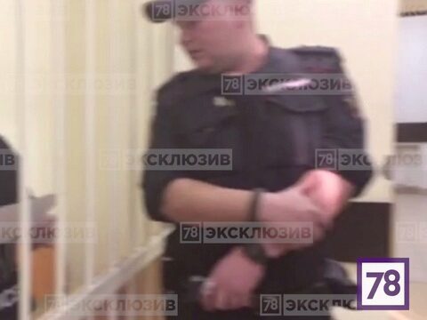 В петербургском суде полицейский пугал журналистку электрошокером