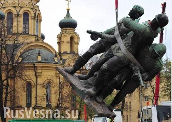 В Польше официально разрешили сносить советские памятники