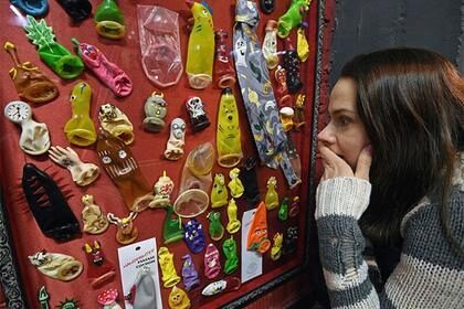 В российских школах предложили разместить автоматы с презервативами