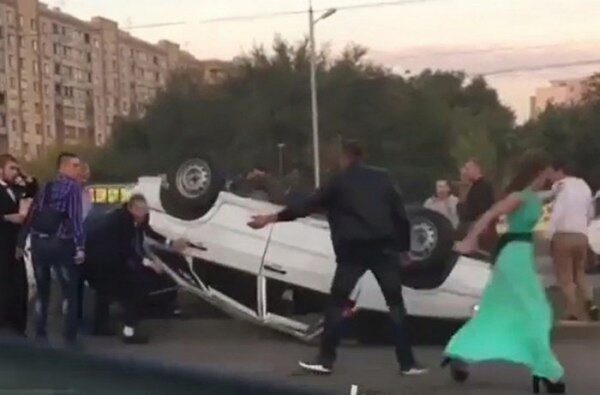 В Ростове свадьба бросилась спасать попавшего в ДТП водителя